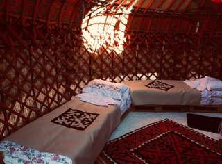 Хостелы Mars Canyon Yurt Camp ( Kyzyl Bulak) Tong Односпальная кровать в общем мужском номере-2