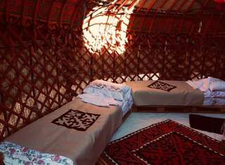 Хостелы Mars Canyon Yurt Camp ( Kyzyl Bulak) Tong Односпальная кровать в общем мужском номере-1